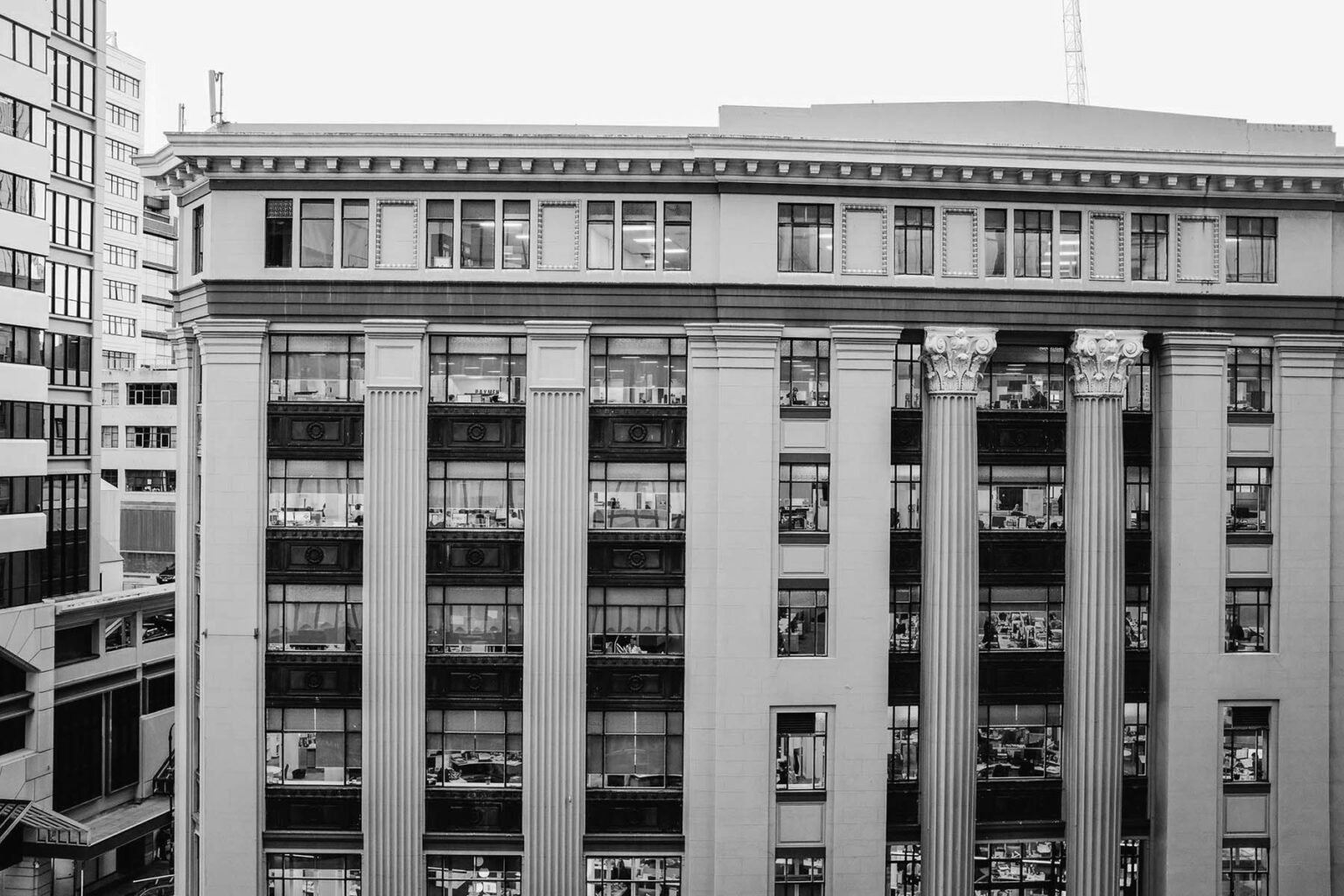 Bild på en kontorsbyggnad i svartvitt
